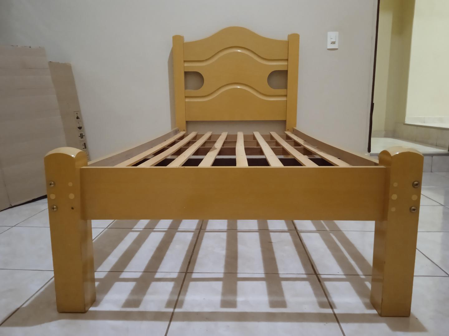 Cama de solteiro em MDF Bege 110 cm x 95 cm x 200 cm