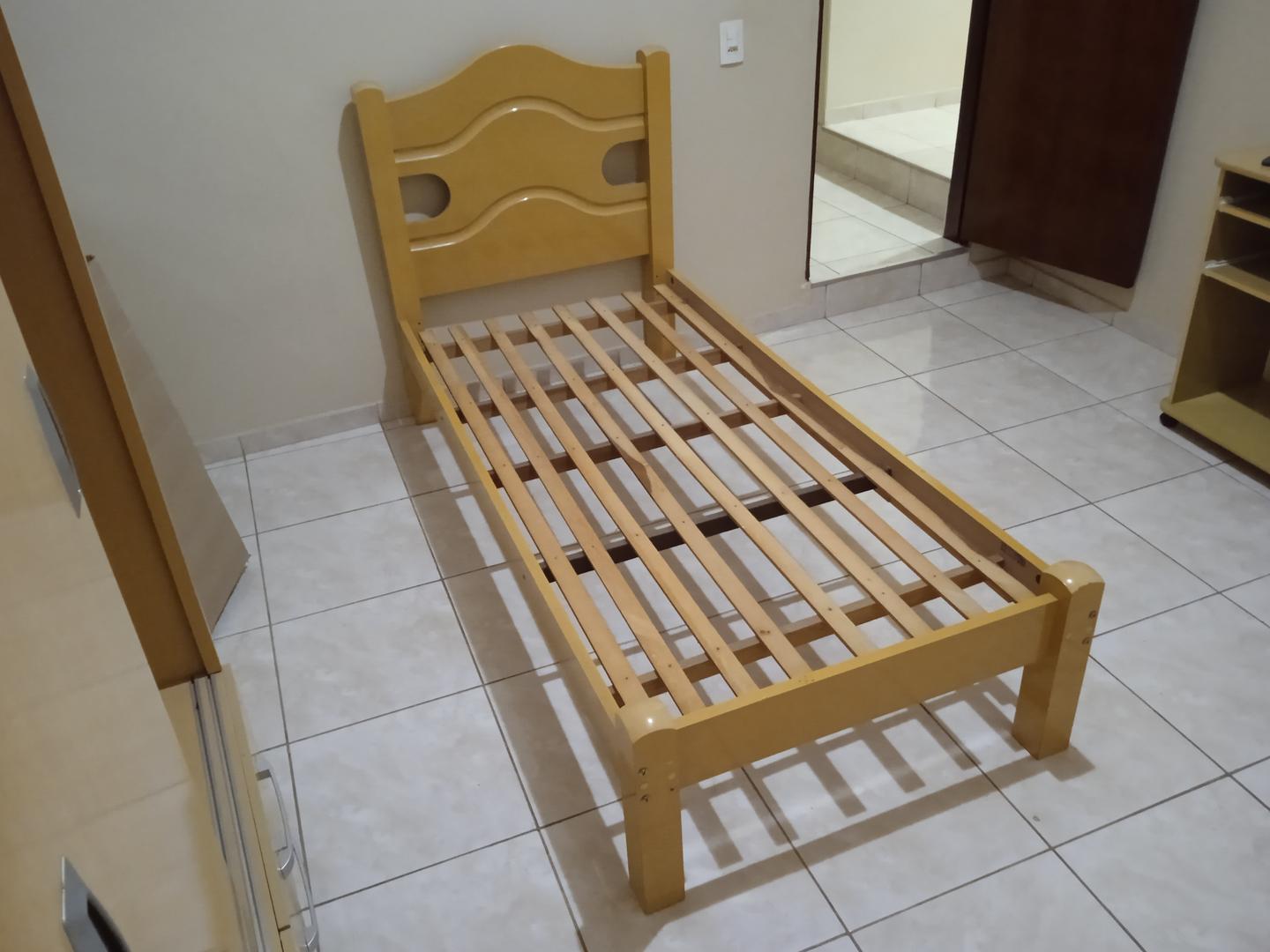 Cama de solteiro em MDF Bege 110 cm x 95 cm x 200 cm