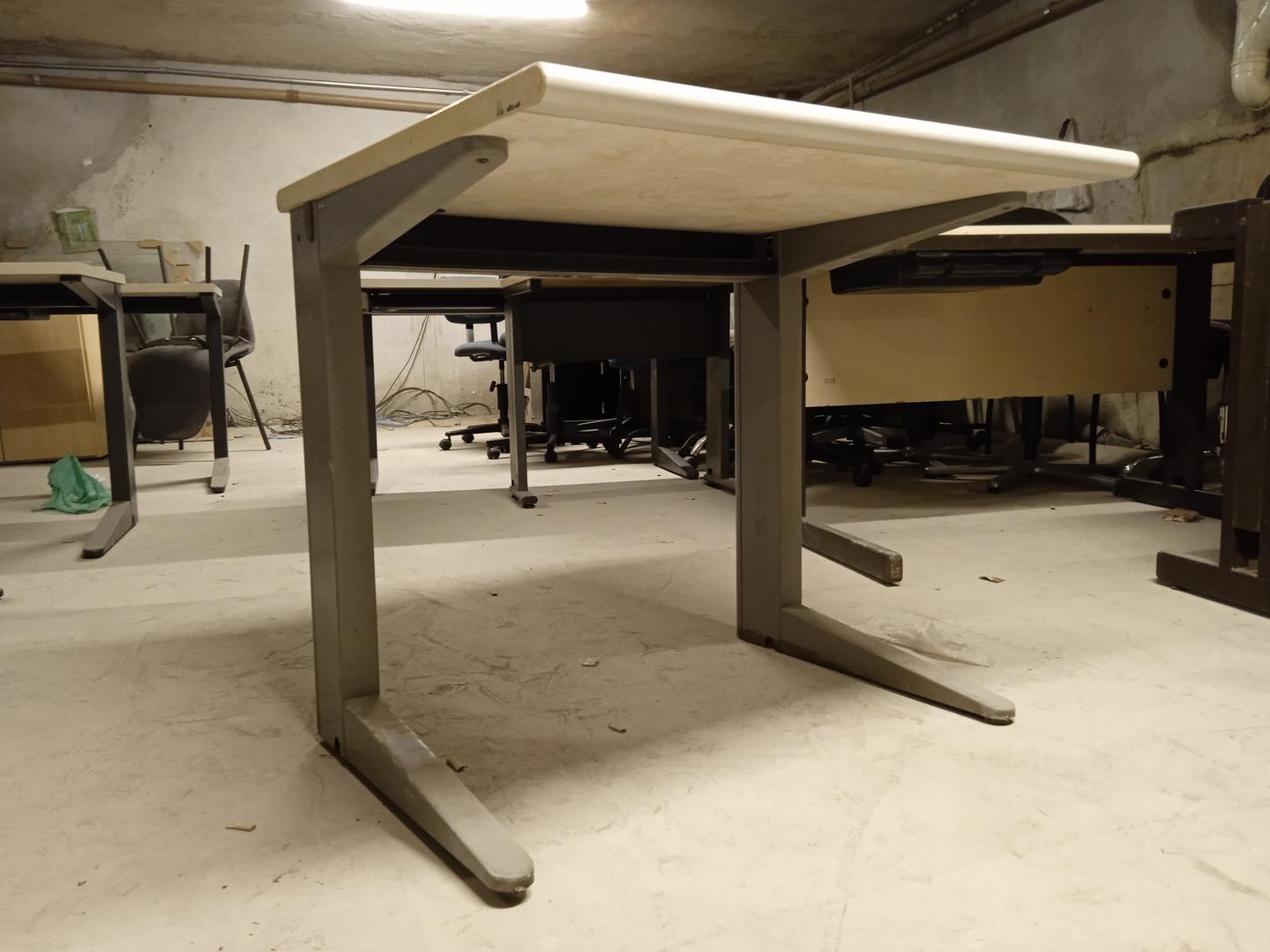 Mesa de Escritório reta em MDF / Aço Bege 73 cm x 80 cm x 70 cm