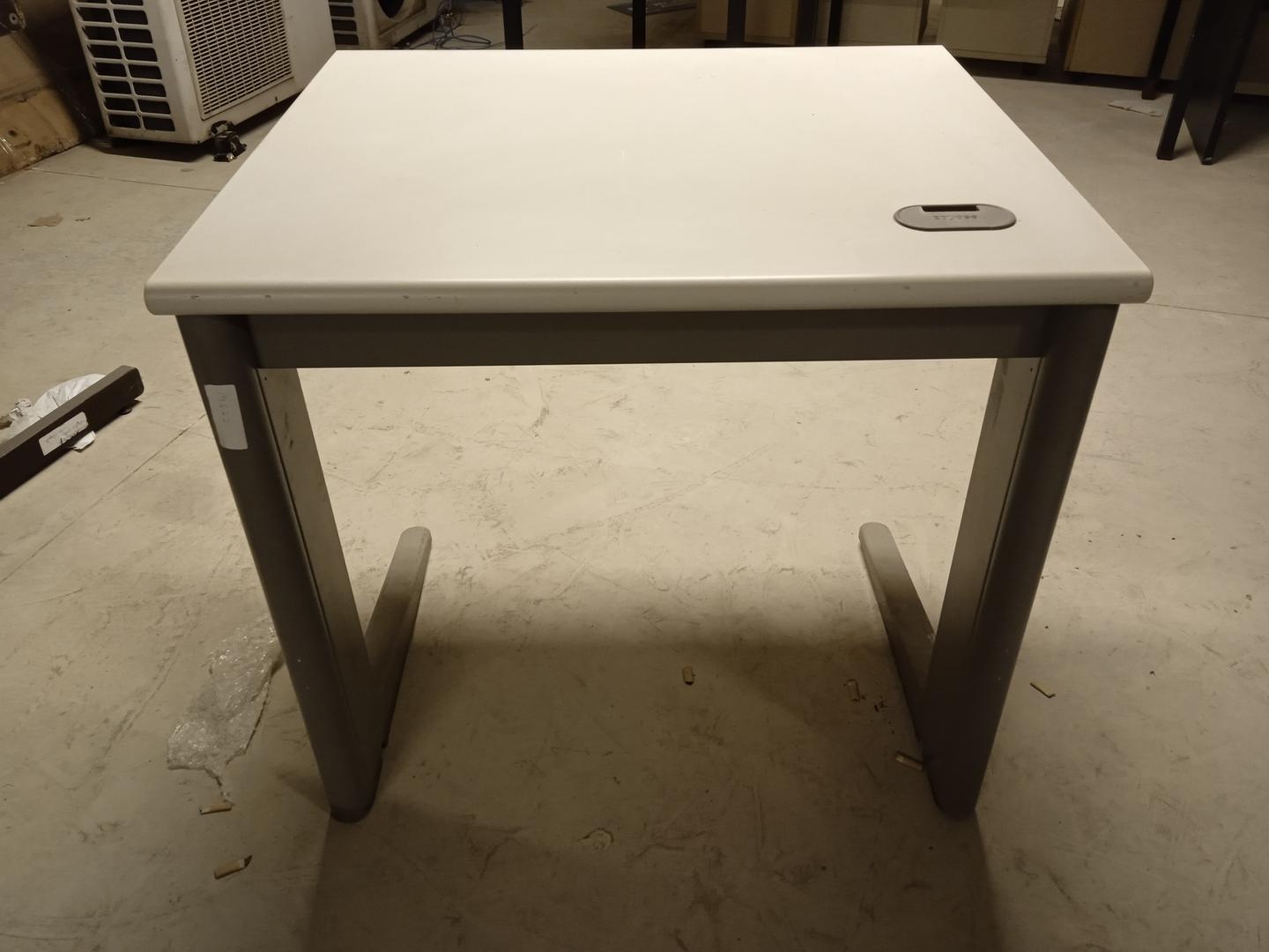 Mesa de Escritório reta em MDF / Aço Bege 73 cm x 80 cm x 70 cm