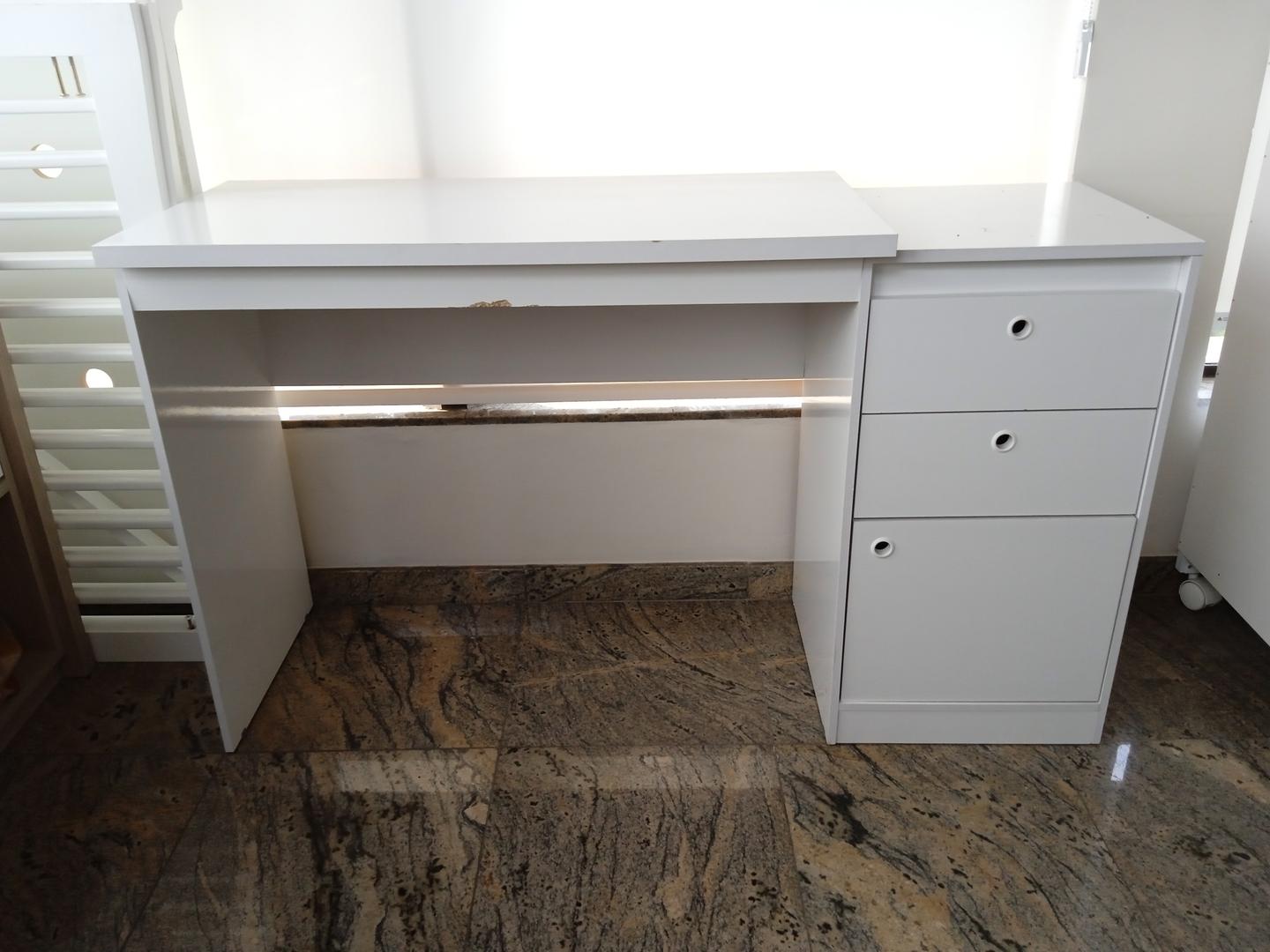 Mesa de Escritório c/ 2 gavetas e 1 porta em MDF Branco 75 cm x 128 cm x 43 cm