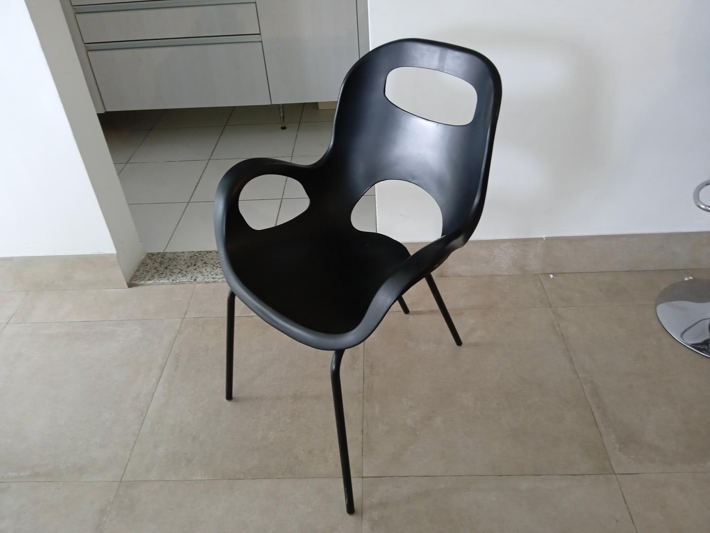 Cadeira fixa c/ braços em Plástico Preto 85 cm x 60 cm x 55 cm