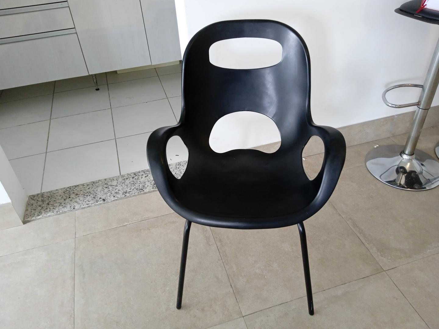 Cadeira fixa c/ braços em Plástico Preto 85 cm x 60 cm x 55 cm