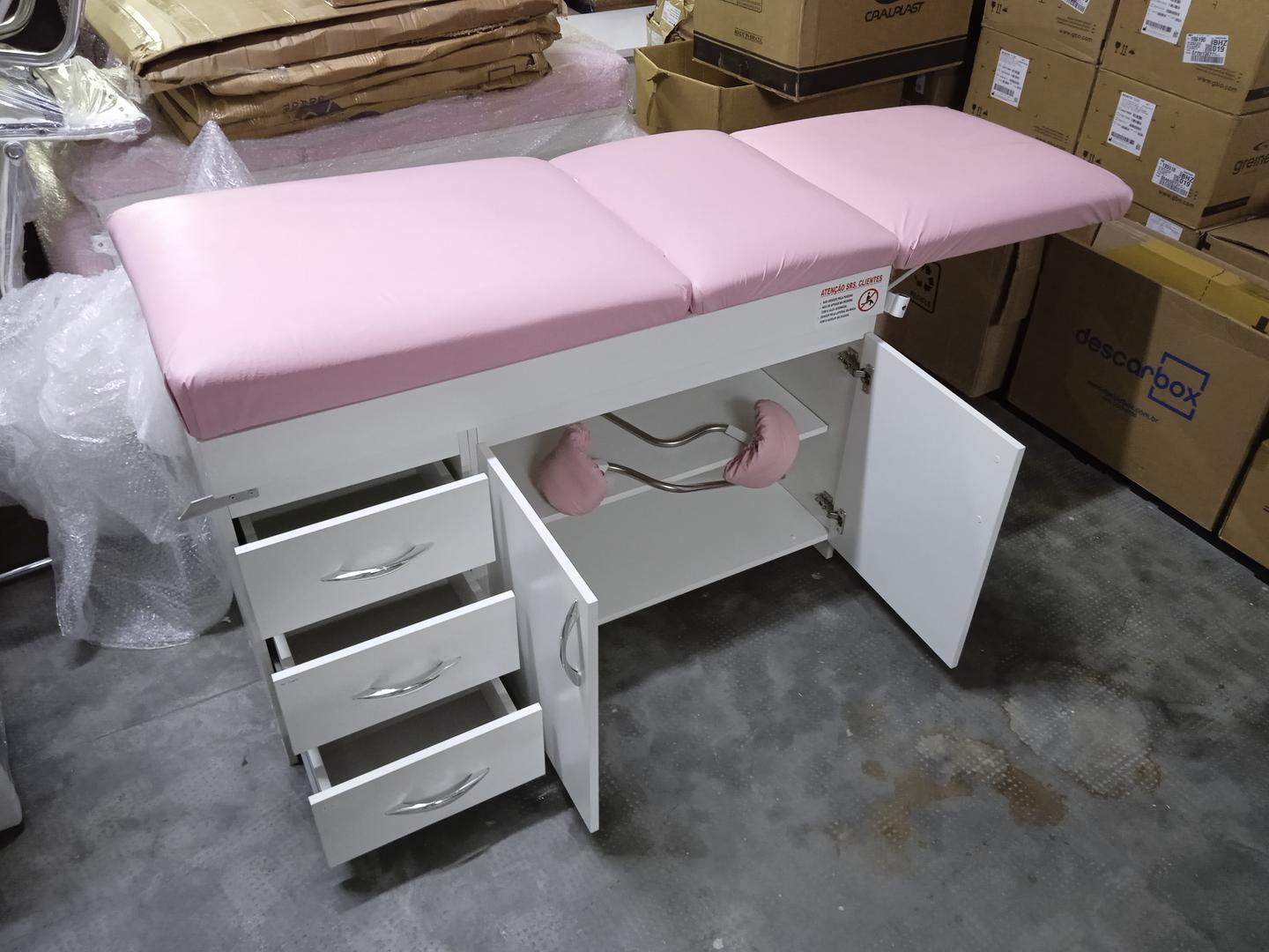 Maca p/ massagem c/ 3 gavetas e 2 portas em MDF / Estofado Rosa 80 cm x 123 cm x 62 cm