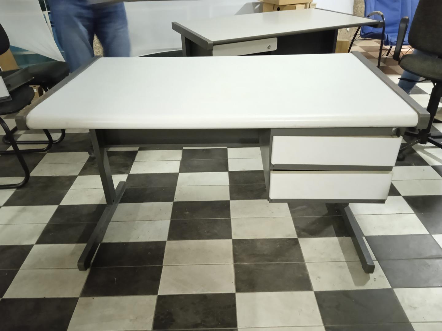 Mesa de Escritório c/ 2 gavetas em MDF Cinza 74 cm x 123 cm x 73 cm