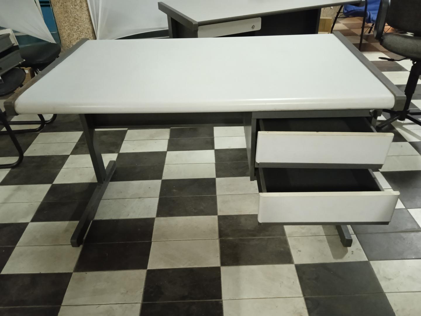 Mesa de Escritório c/ 2 gavetas em MDF Cinza 74 cm x 123 cm x 73 cm