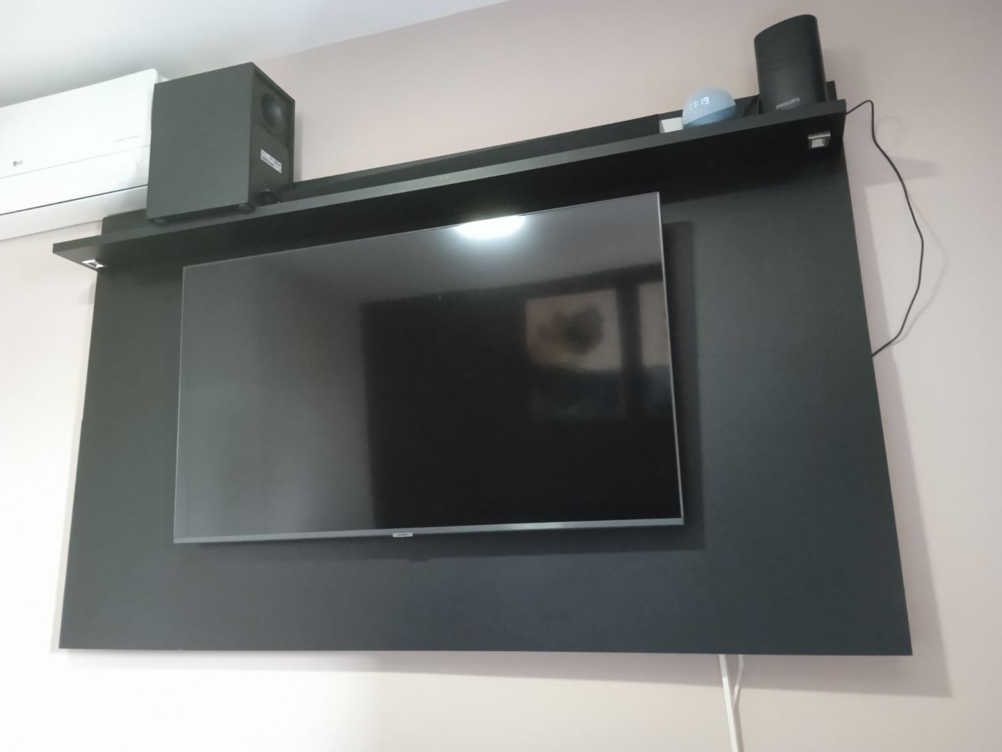 Painel p/ televisão c/ 1 prateleira e iluminação em MDF Preto 110 cm x 180 cm x 18 cm