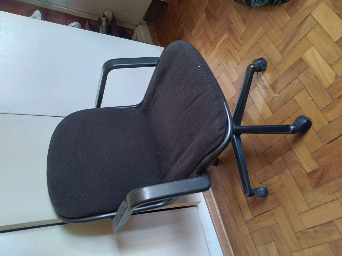 Cadeira de Escritório Giratória c/ rodas e braços  em Estofado / Tecido Preto