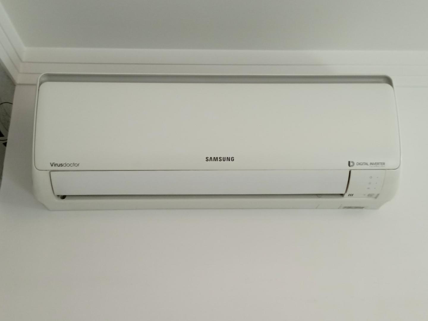 Ar condicionado 9000 BTU`S Samsung em Plástico Bege 22 cm x 102 cm x 18 cm