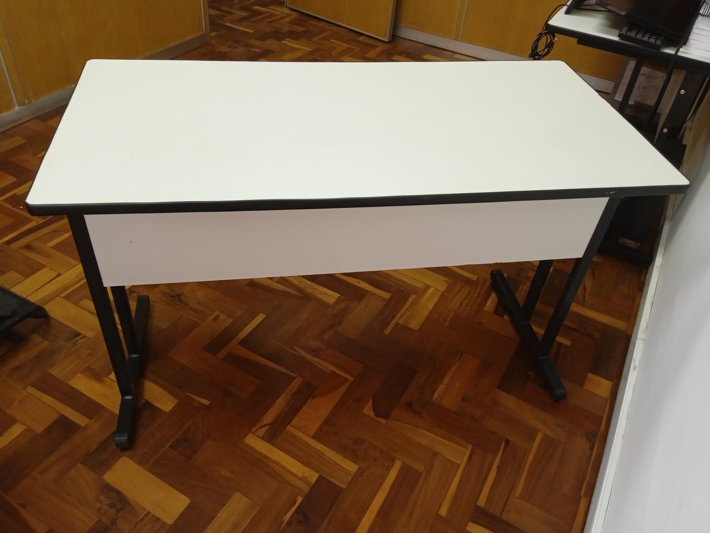 Mesa De Escritório C/ 2 Gavetas Em Metal / MDF Bege 74 Cm X 120 Cm X 60 Cm