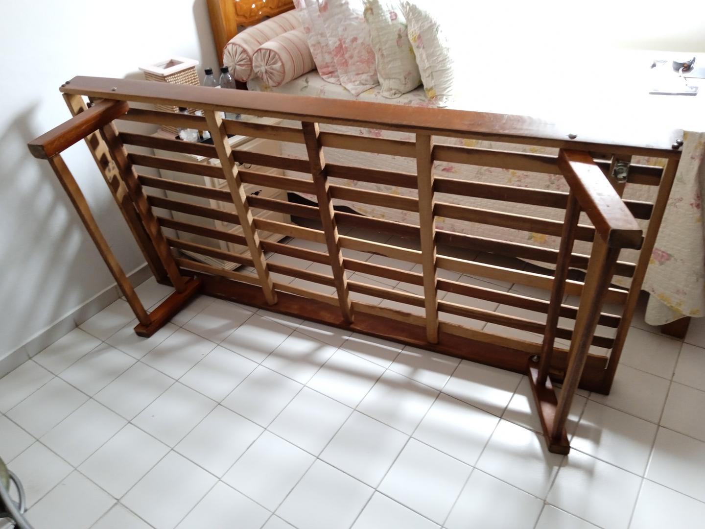 Cama de solteiro c/ rodas e pernas dobráveis em Madeira Marrom 37 cm x 94 cm x 86 cm