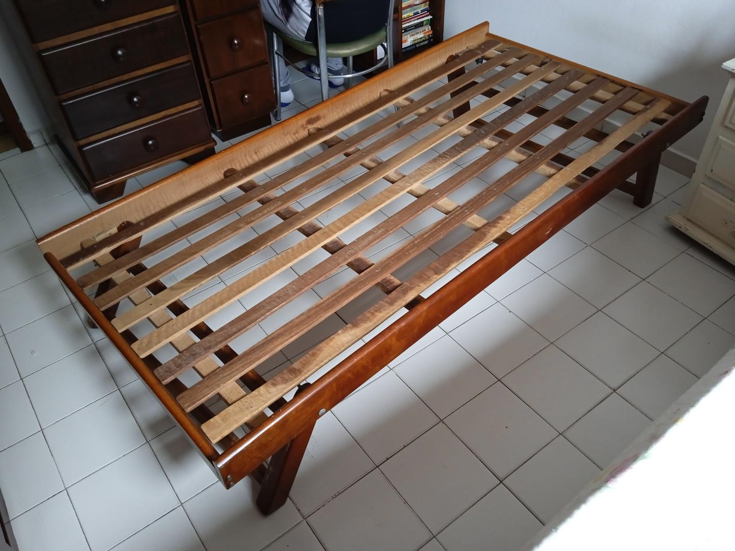 Cama de solteiro c/ rodas e pernas dobráveis em Madeira Marrom 37 cm x 94 cm x 86 cm