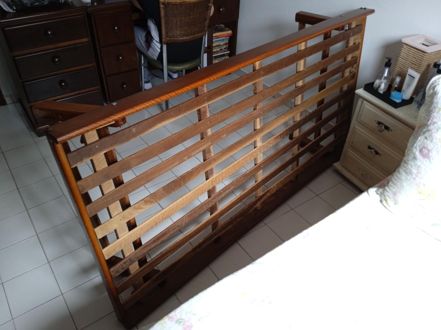 Cama de solteiro c/ rodas e pernas dobráveis em Madeira Marrom 37 cm x 94 cm x 86 cm