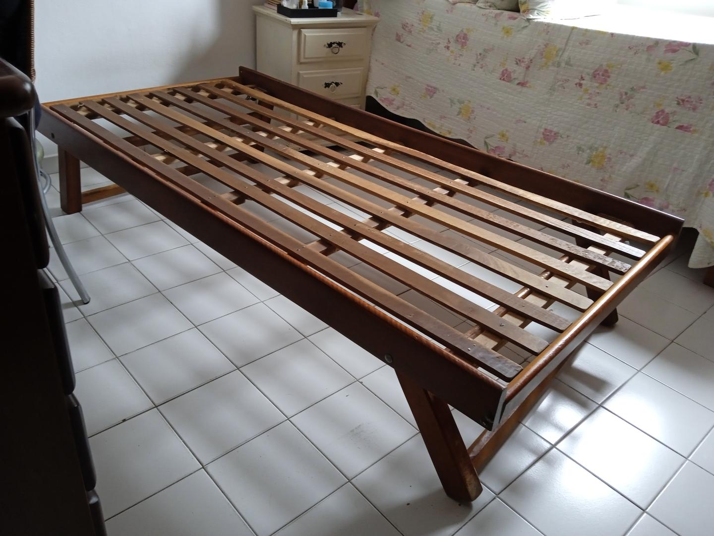 Cama de solteiro c/ rodas e pernas dobráveis em Madeira Marrom 37 cm x 94 cm x 86 cm