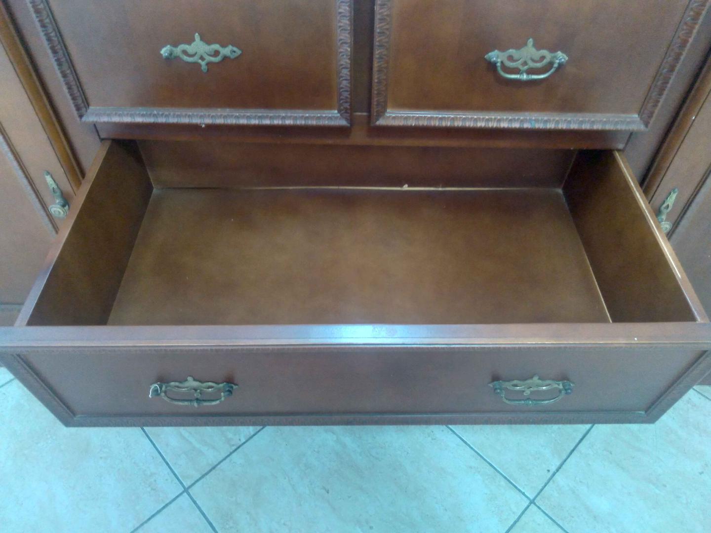 Buffet c/ 2 portas/ 4 gavetas/ 2 prateleiras  em Madeira Marrom 84 cm x 177 cm x 50 cm