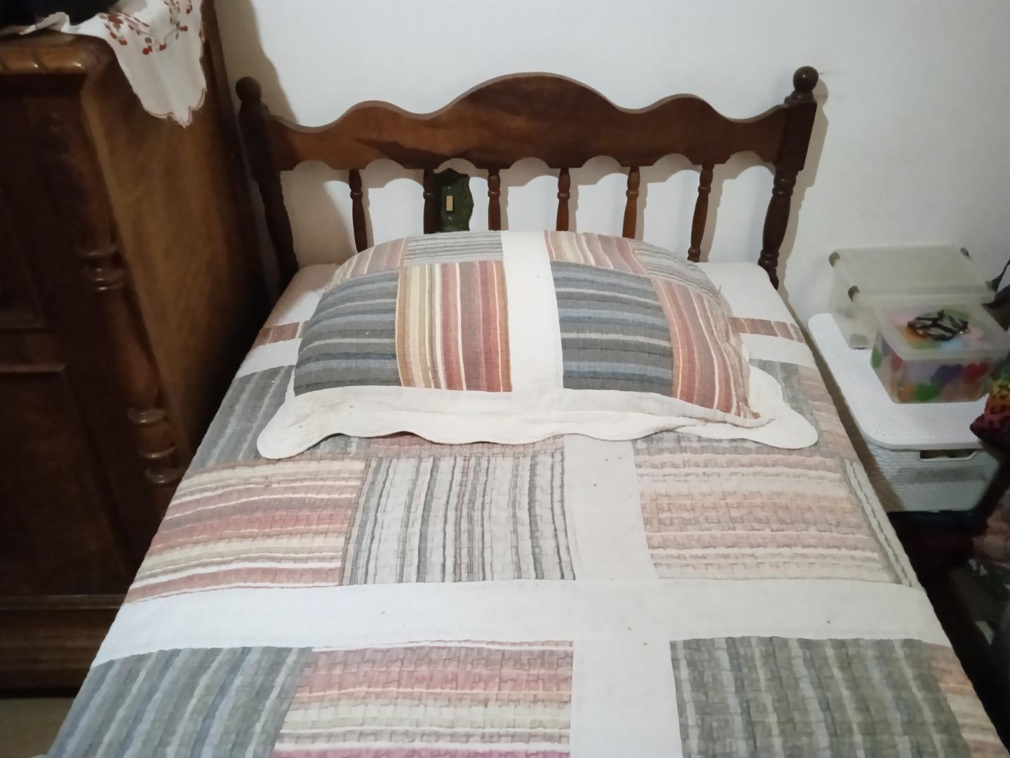 Cama de solteiro s/ colchão em Madeira Marrom 110 cm x 93 cm x 190 cm