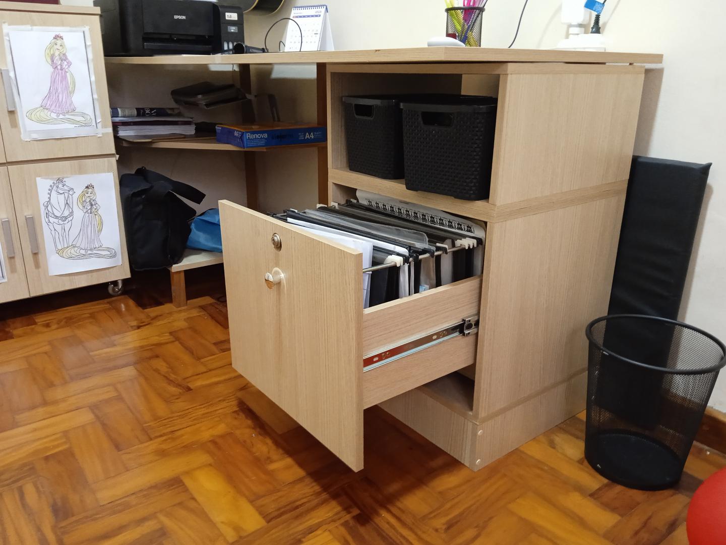 Mesa de Escritório c/ 1 gaveta de pasta suspensa e 1 nicho em MDF Bege