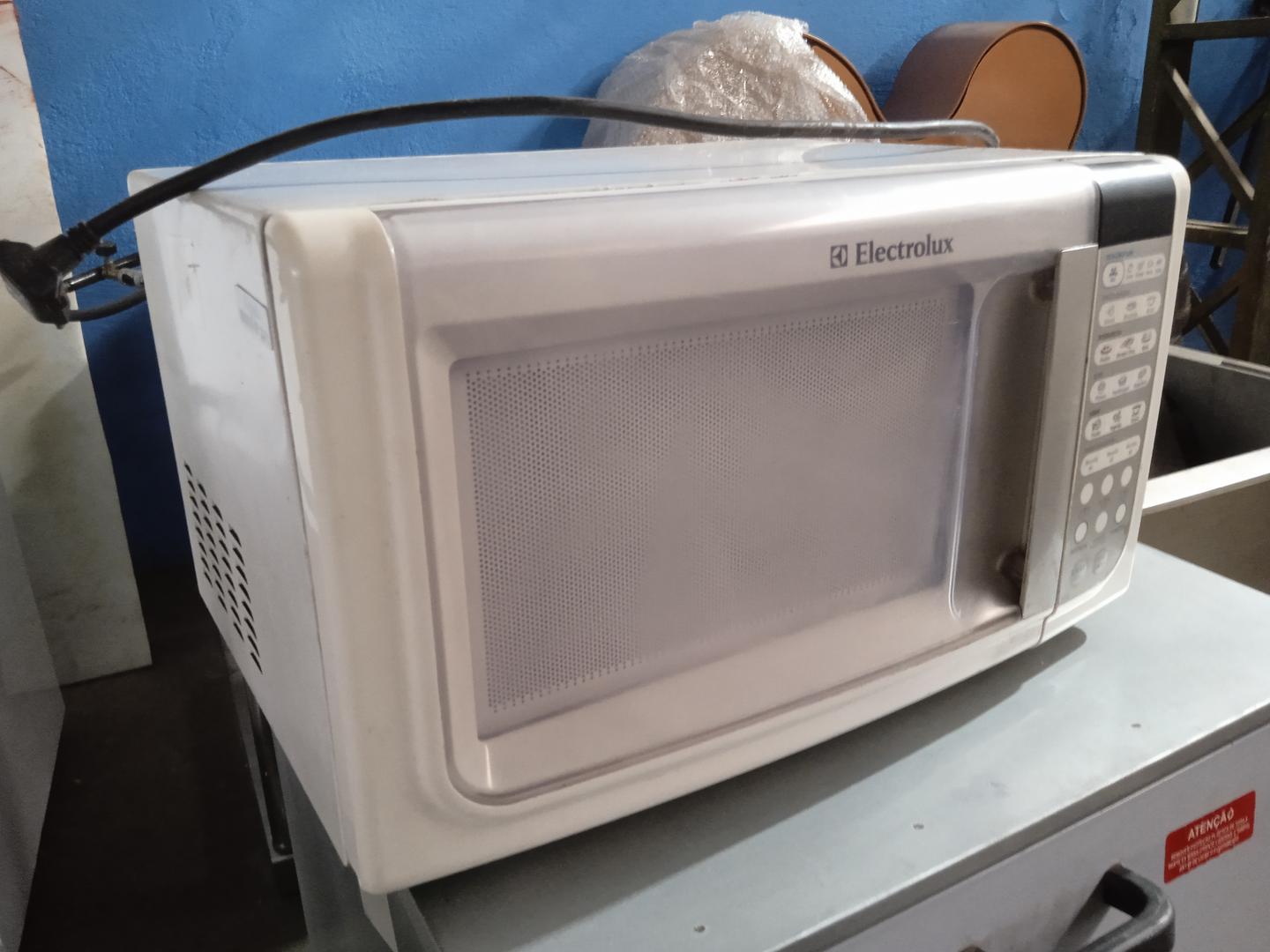 Microondas Electrolux MEF33 em Aço Branco 28 cm x 49 cm x 37 cm