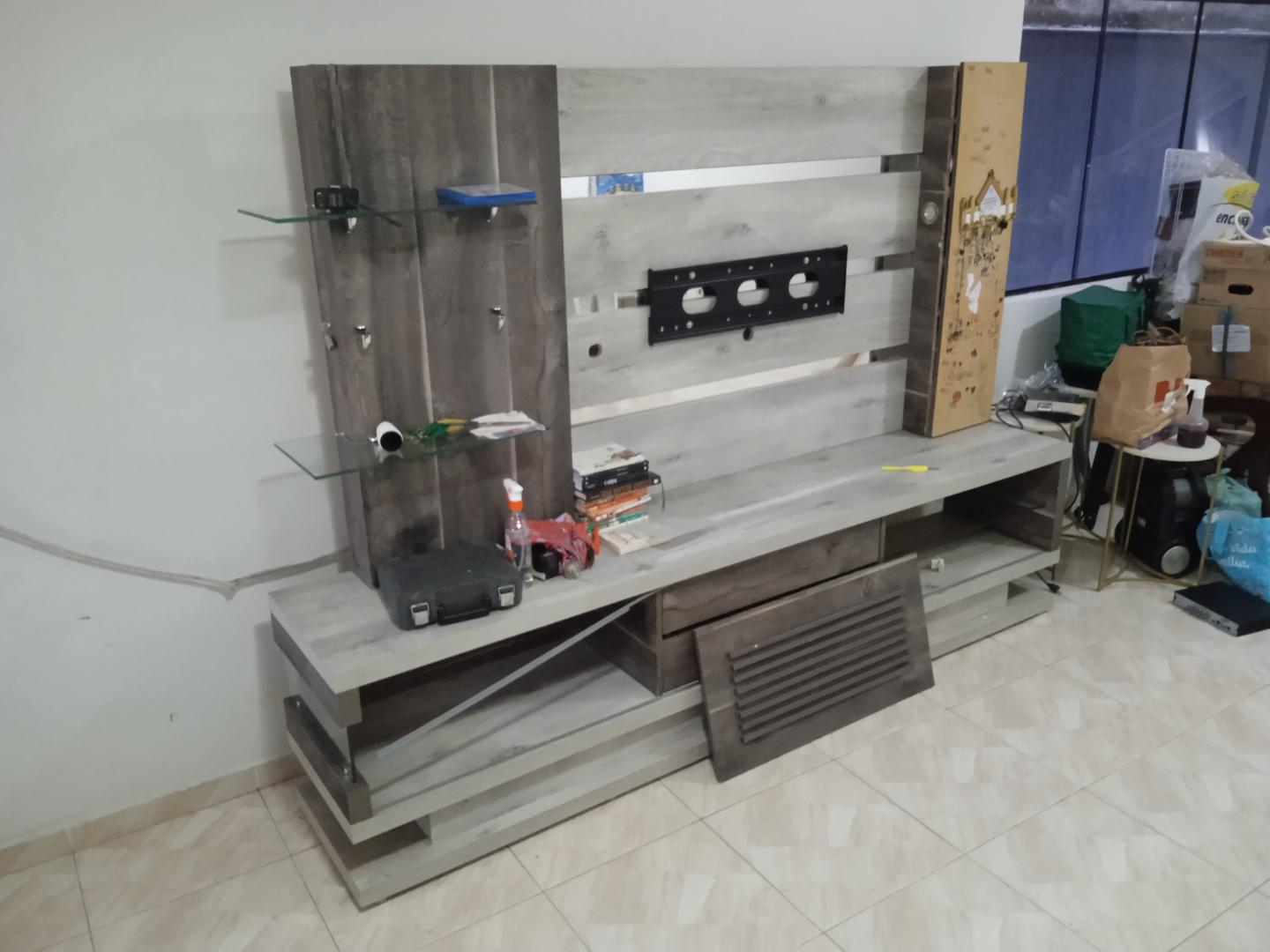 Painel c/ 2 gavetas 2 prateleiras e 1 porta de correr em MDF Cinza