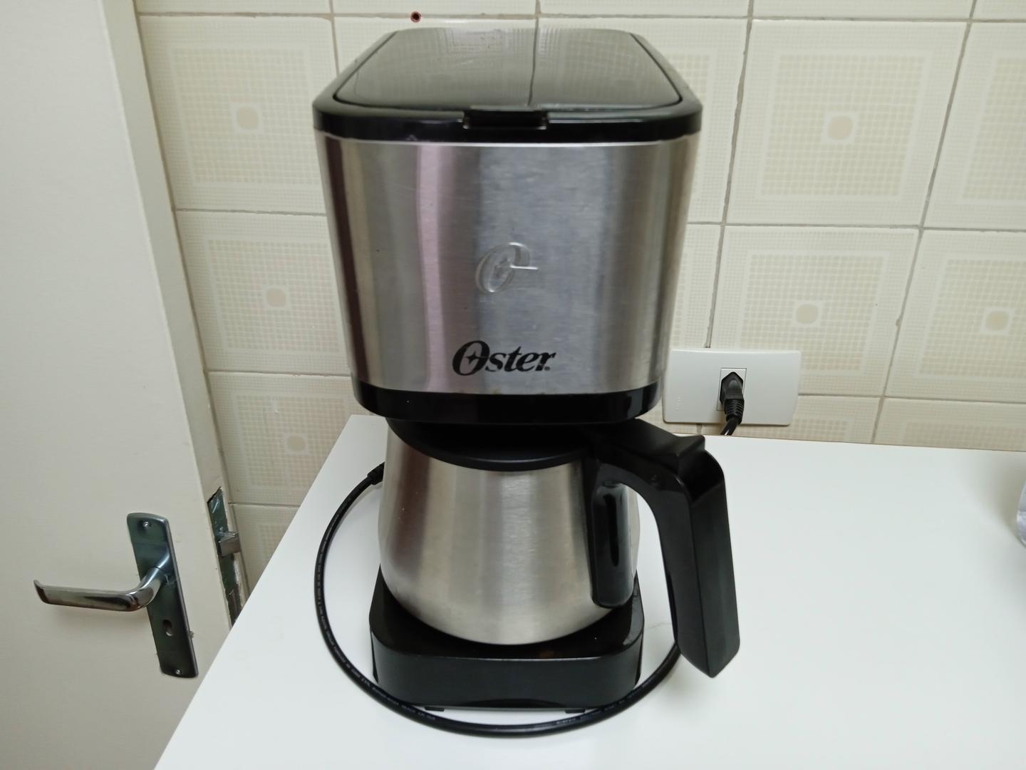 Cafeteira elétrica Oster OCAF600 em Plástico Preto 30 cm x 16 cm x 26 cm