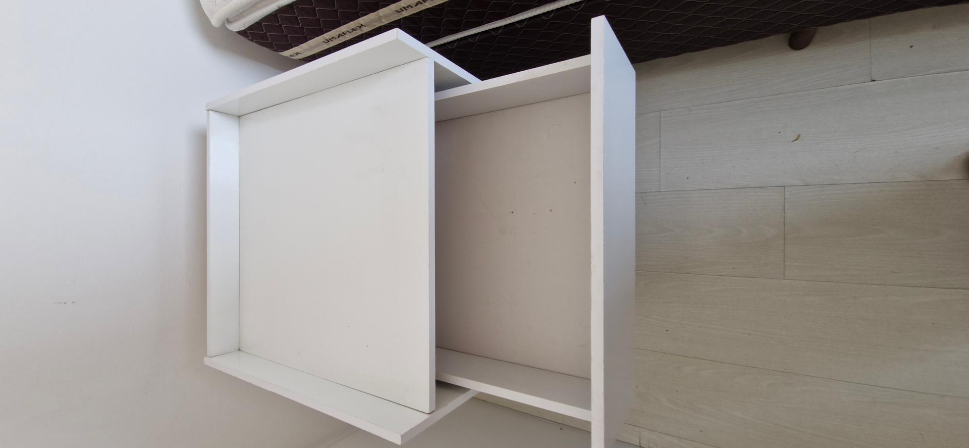 Mesa de cabeceira c/ 1 gaveta em MDF Branco 74 cm x 44 cm x 45 cm