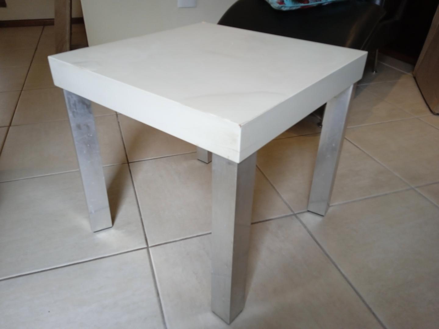 Mesa de apoio Quadrada em MDF / Aço Bege 47 cm x 50 cm x 50 cm