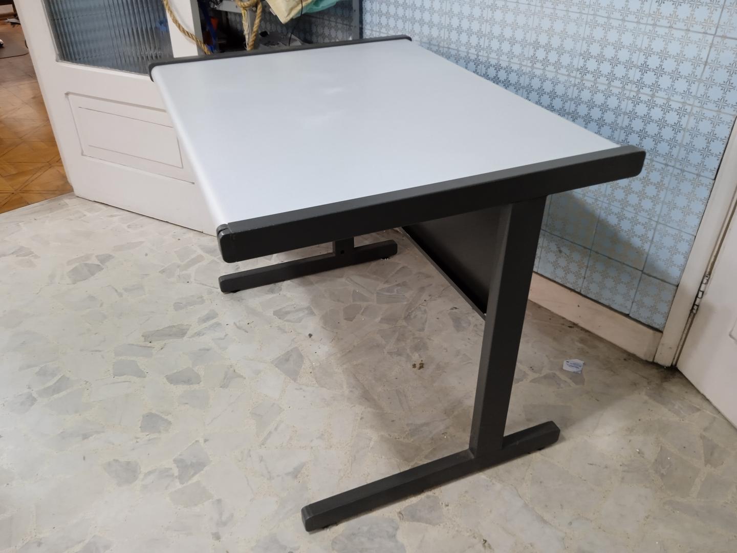 Mesa de escritório em MDF / Aço Cinza 73 cm x 96 cm x 74 cm