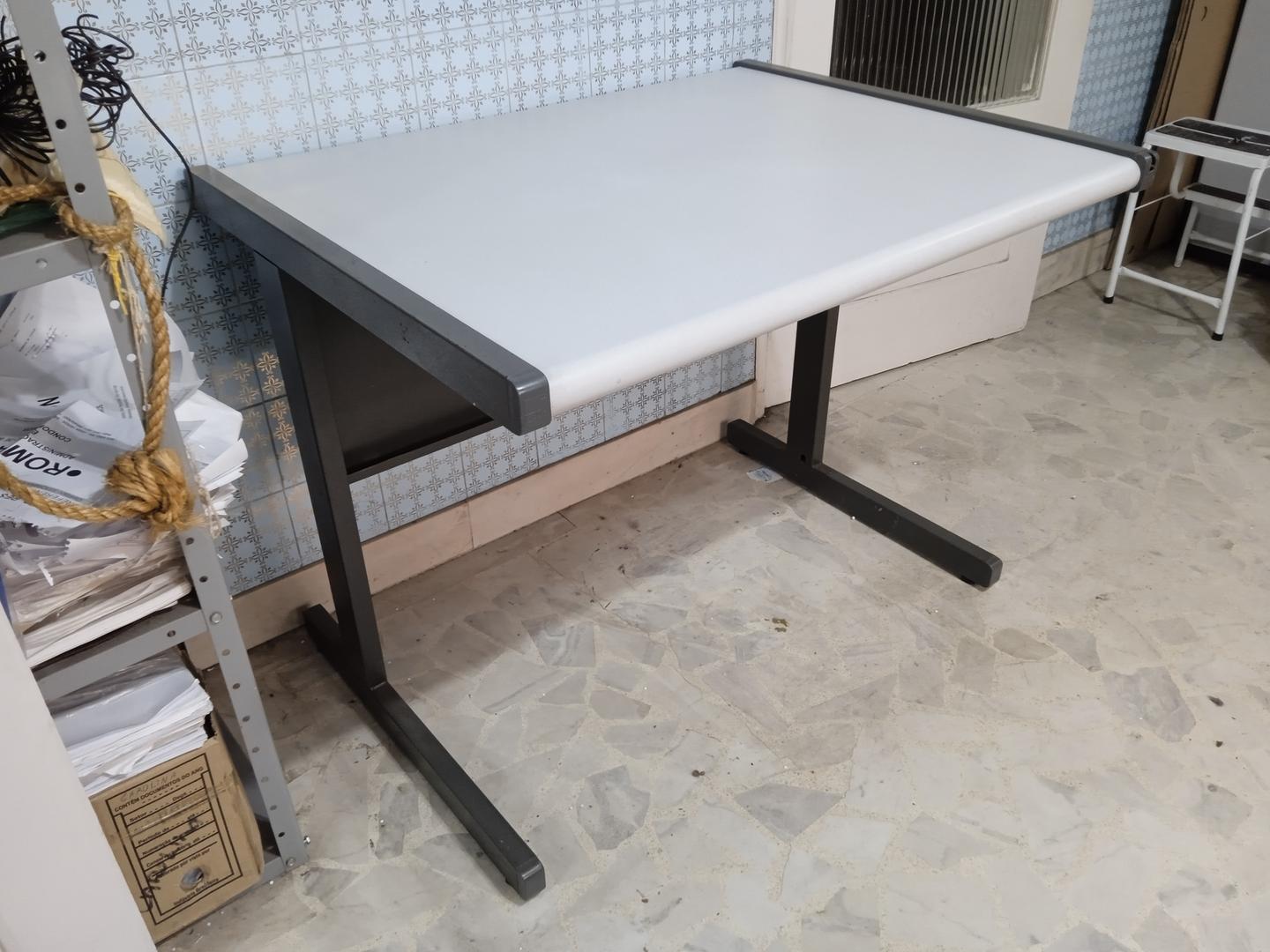 Mesa de escritório em MDF / Aço Cinza 73 cm x 96 cm x 74 cm