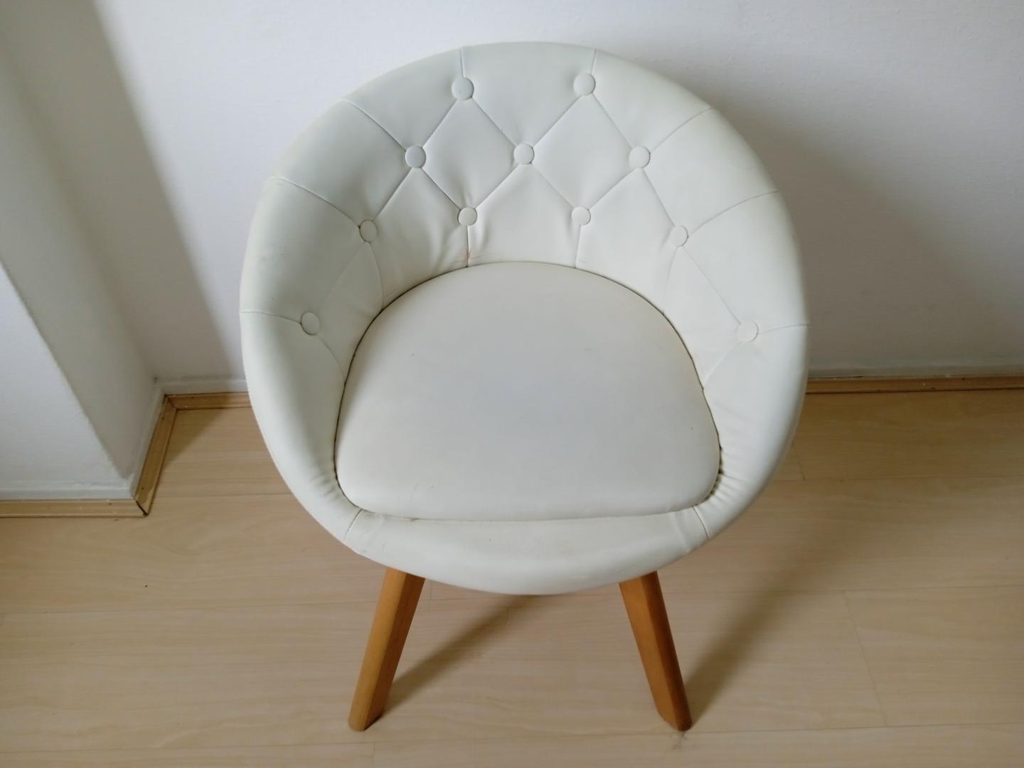 Cadeira fixa estofada em Couro Ecológico Branco 67 cm x 56 cm x 52 cm