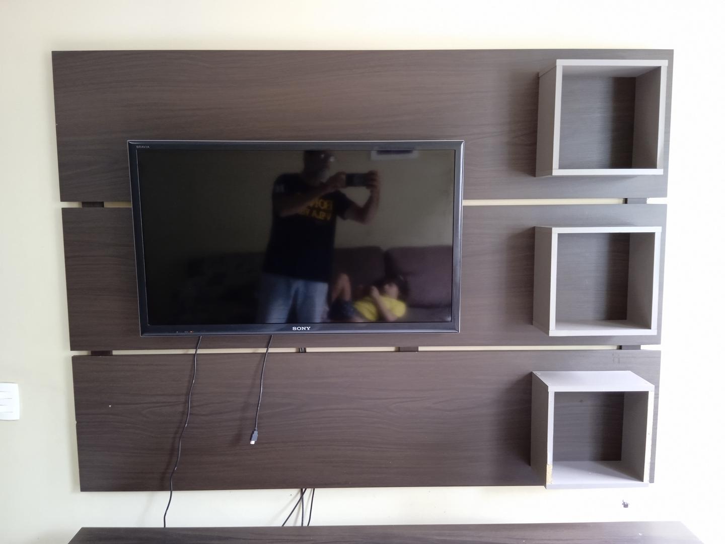 Painel p/ televisão c/ 3 nichos em MDF Marrom 134 cm x 180 cm x 20 cm