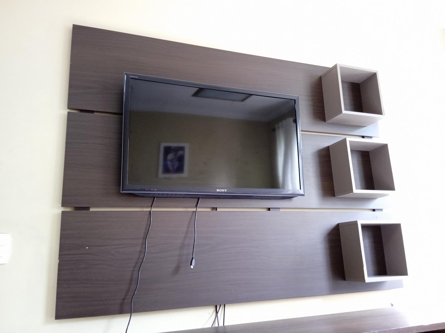 Painel p/ televisão c/ 3 nichos em MDF Marrom 134 cm x 180 cm x 20 cm