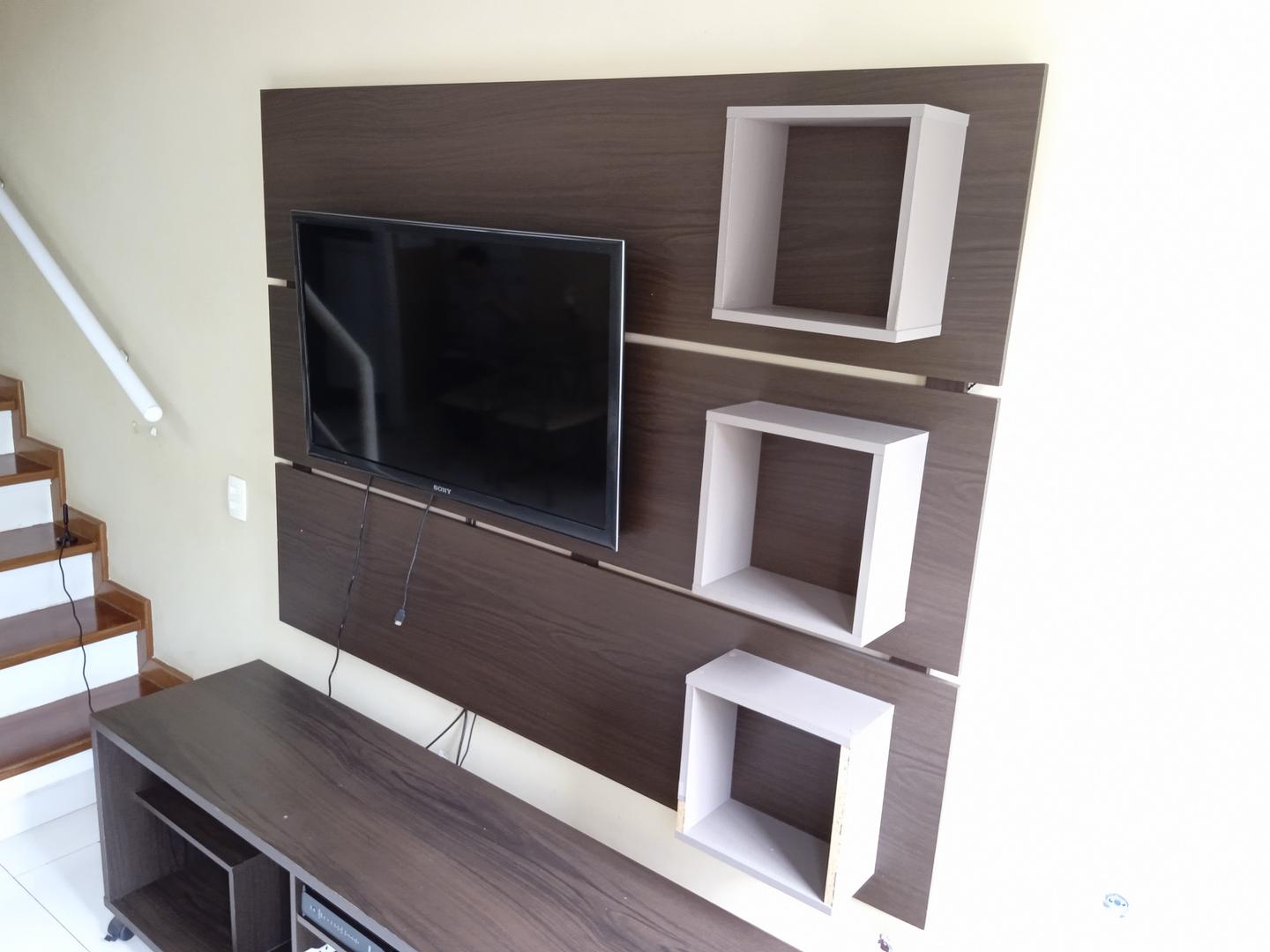 Painel p/ televisão c/ 3 nichos em MDF Marrom 134 cm x 180 cm x 20 cm