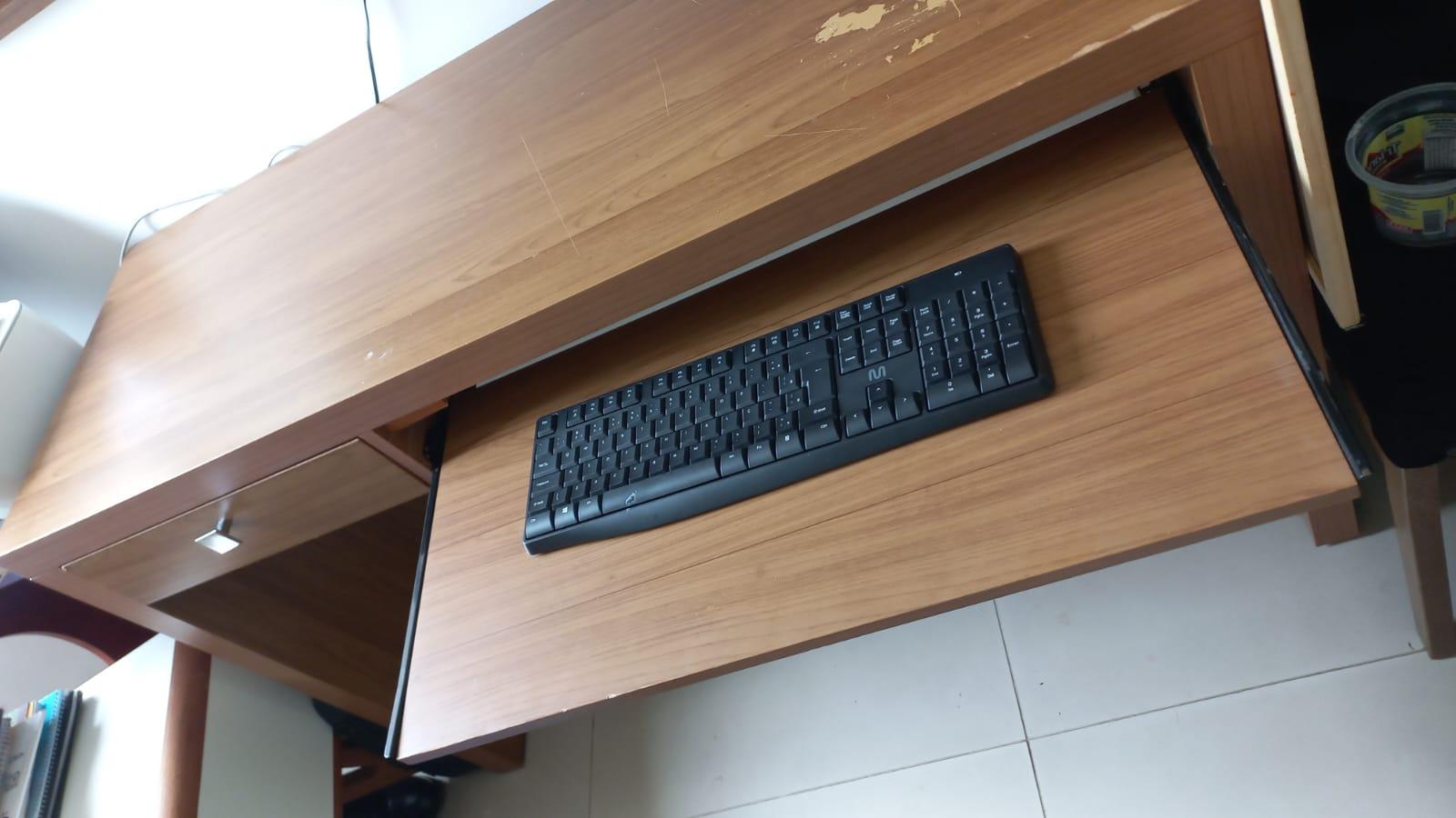 Mesa de Escritório c/ 1 gaveta / suporte p/ teclado em Madeira Marrom