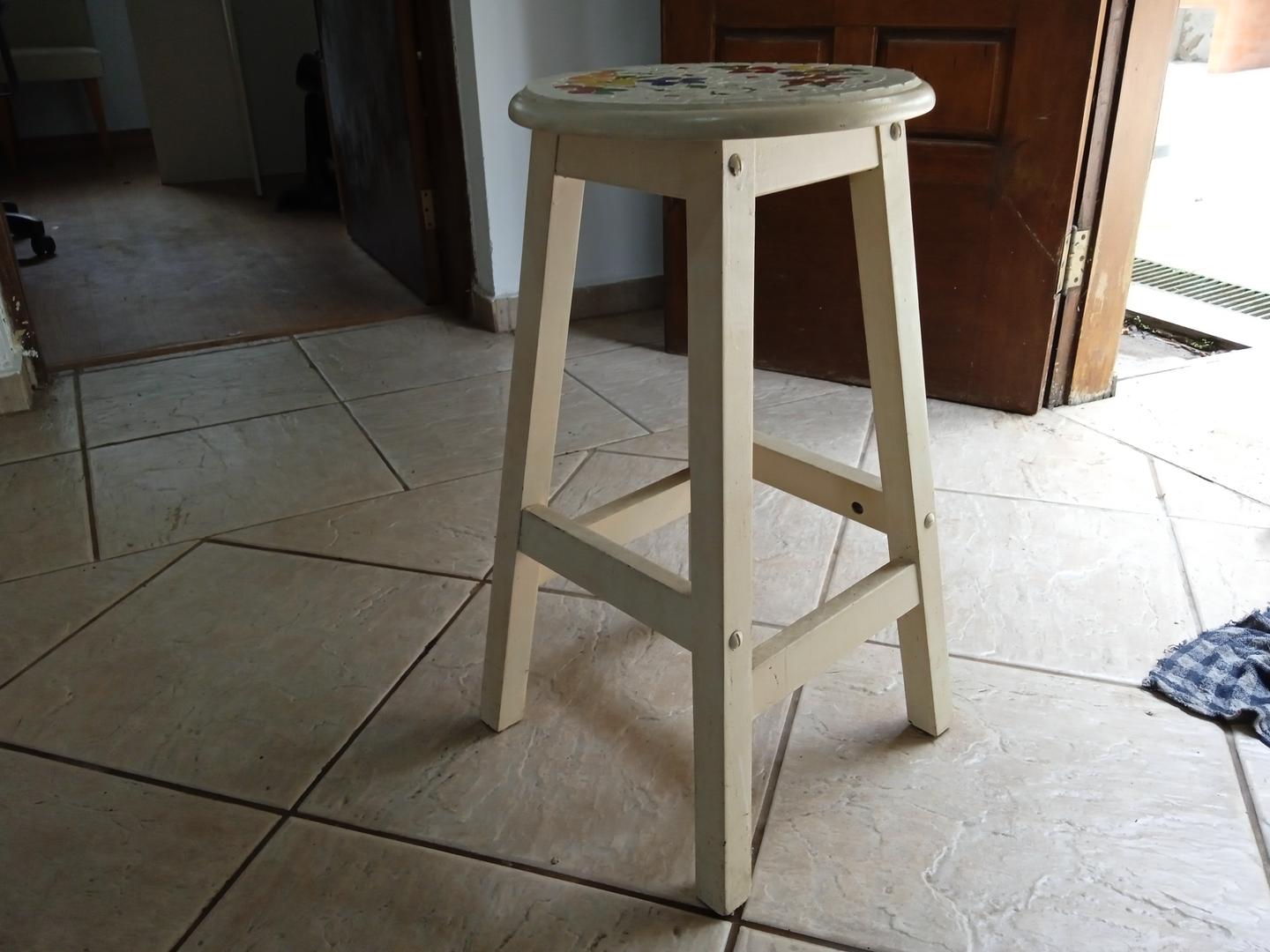 Banqueta baixa em Madeira Branco 60 cm x 34 cm x 34 cm