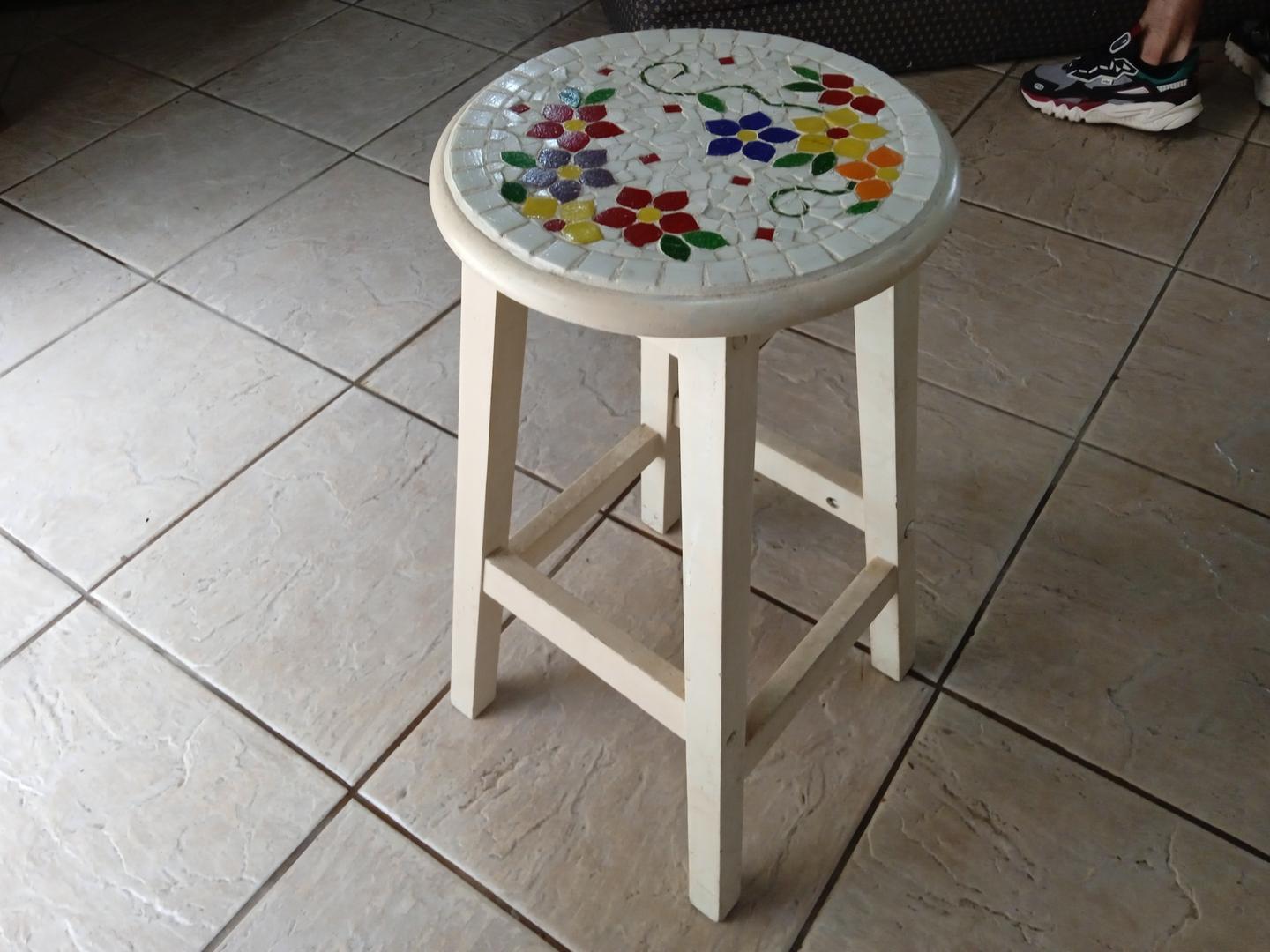 Banqueta baixa em Madeira Branco 60 cm x 34 cm x 34 cm