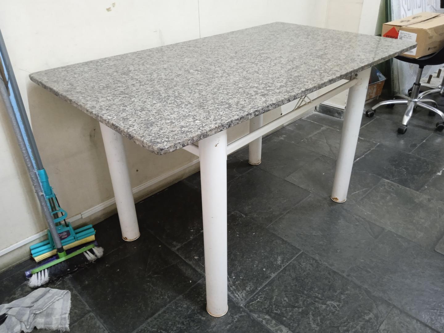 Mesa de jantar em Aço / Mármore Cinza 74 cm x 140 cm x 80 cm