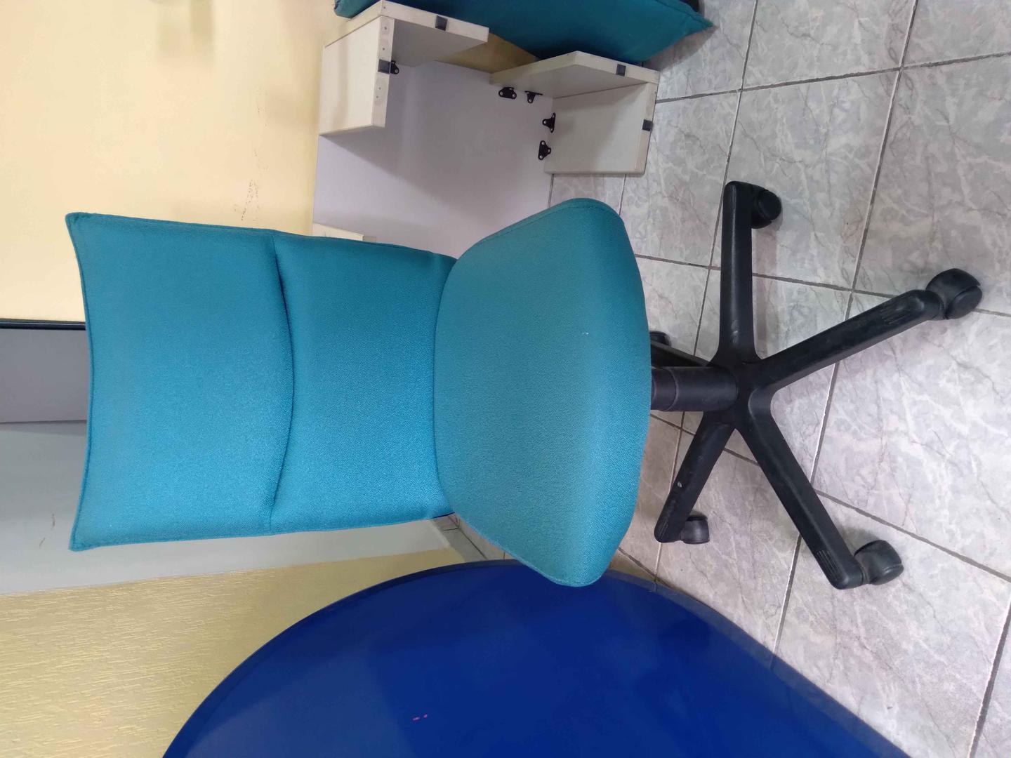 Cadeira de Escritório Giratória c/ rodas s/ braços  Riccó em Estofado / Tecido Azul