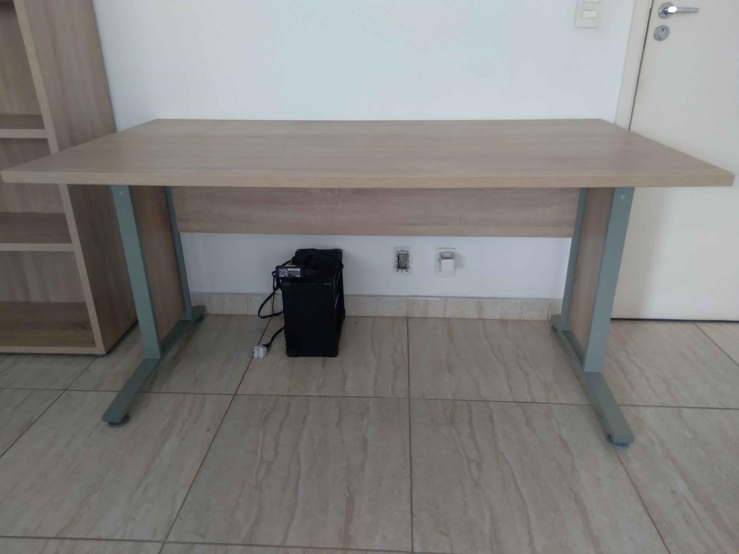 Mesa de Escritório reta em MDF / Metal Bege 74 cm x 150 cm x 80 cm