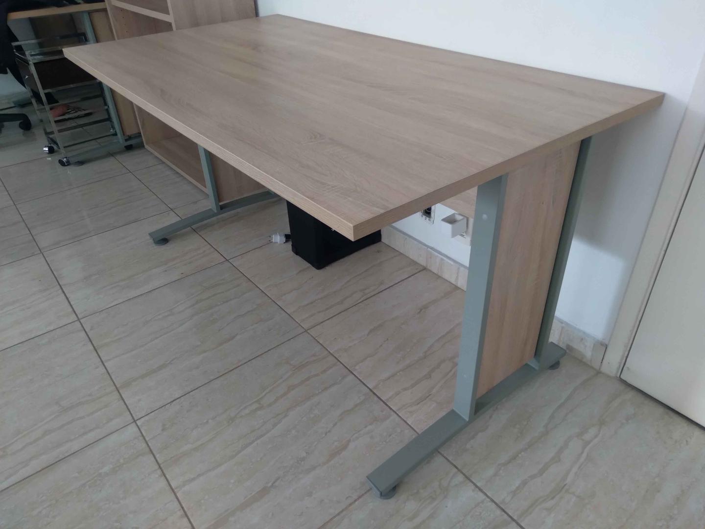 Mesa de Escritório reta em MDF / Metal Bege 74 cm x 150 cm x 80 cm