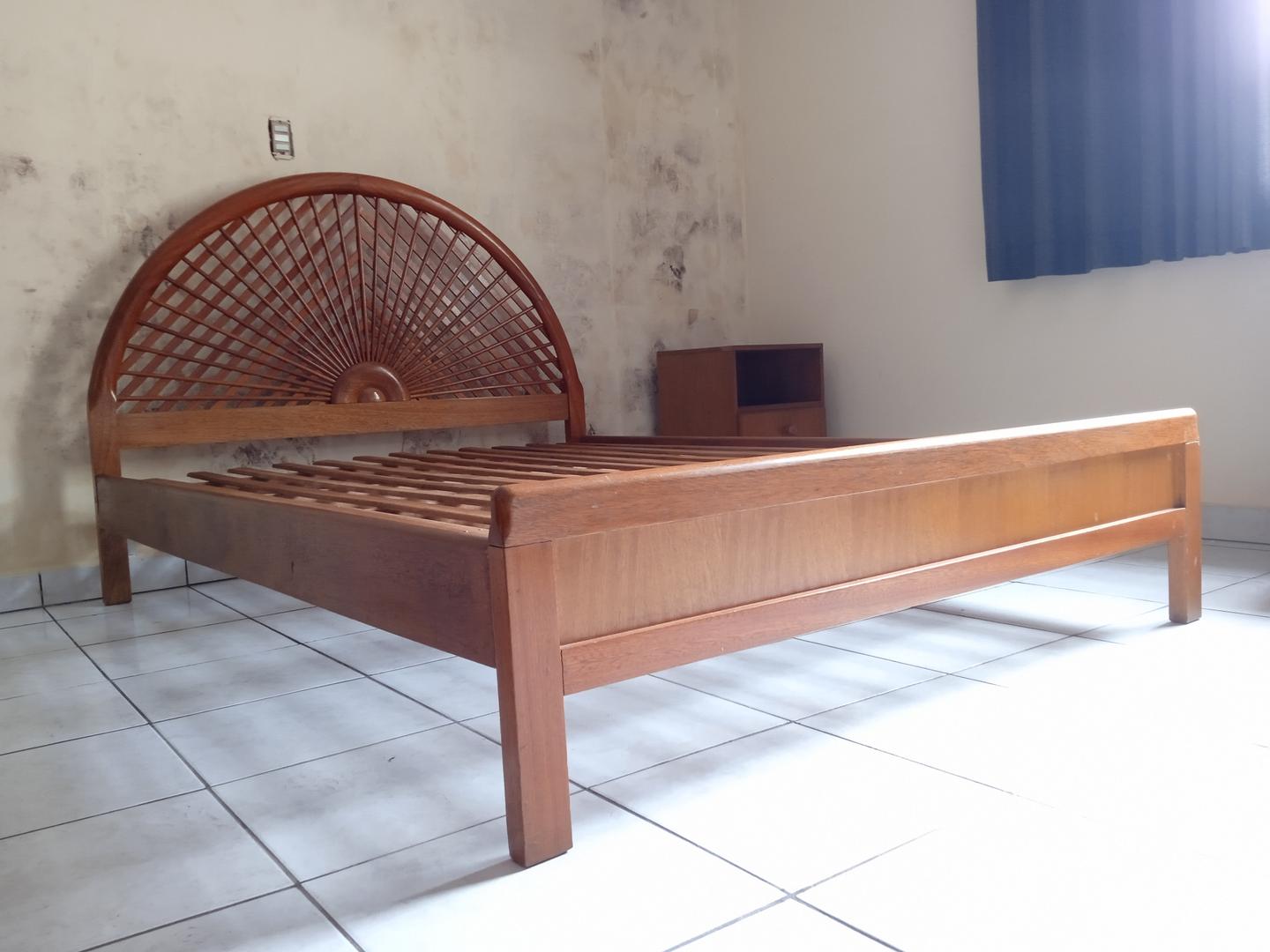 Cama de casal padrão antiga em Madeira Marrom 110 cm x 146 cm x 200 cm