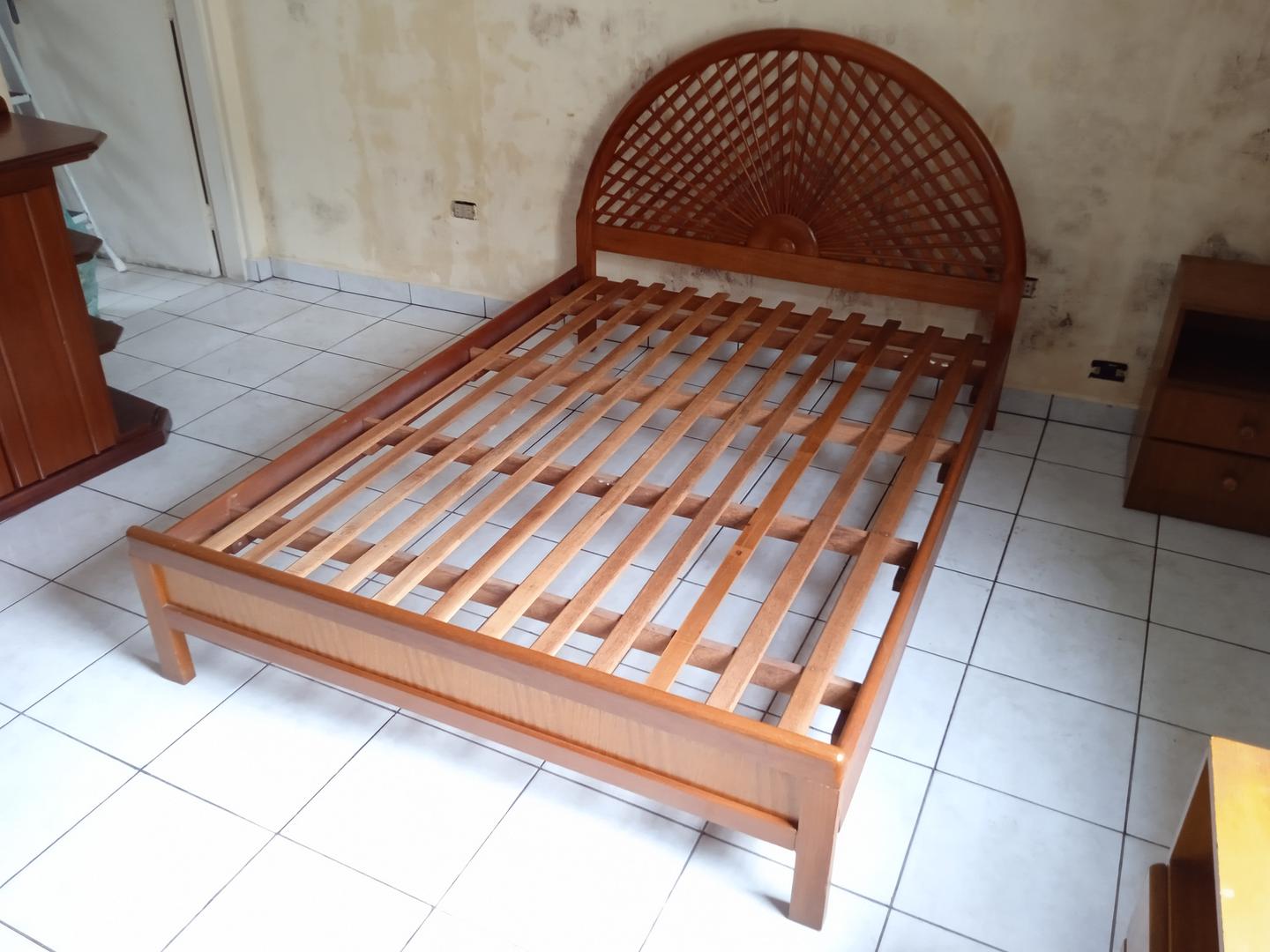 Cama de casal padrão antiga em Madeira Marrom 110 cm x 146 cm x 200 cm