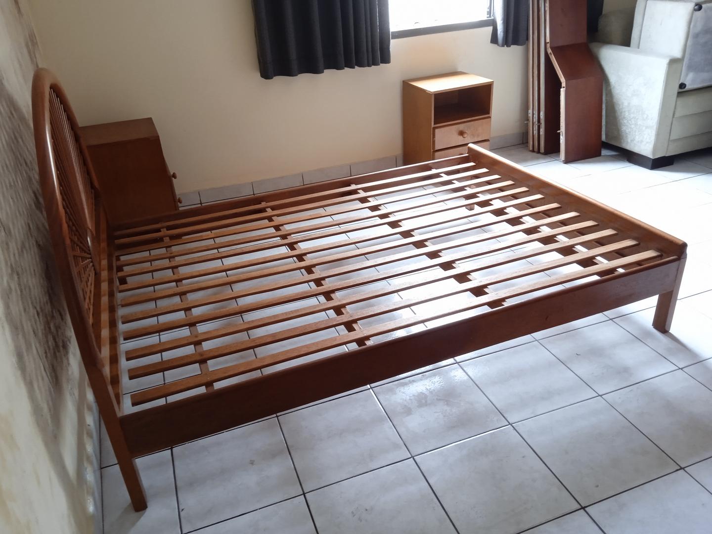 Cama de casal padrão antiga em Madeira Marrom 110 cm x 146 cm x 200 cm