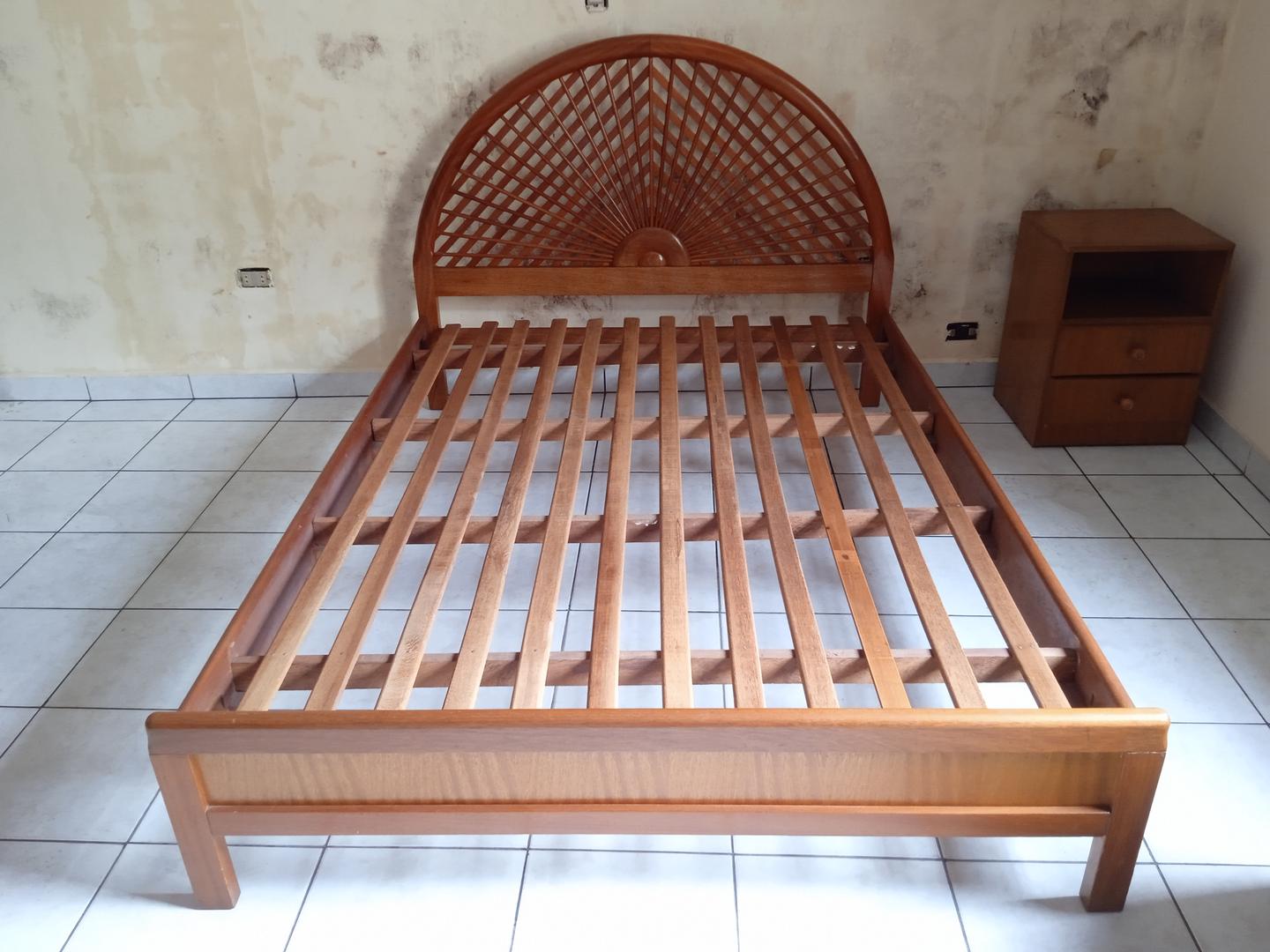 Cama de casal padrão antiga em Madeira Marrom 110 cm x 146 cm x 200 cm