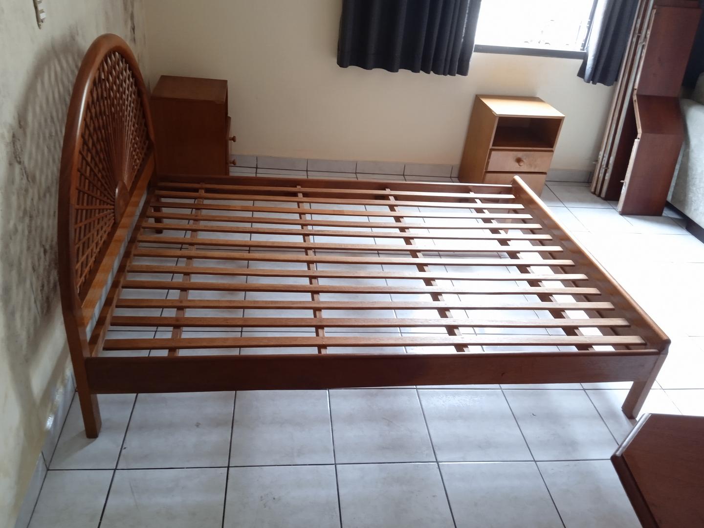 Cama de casal padrão antiga em Madeira Marrom 110 cm x 146 cm x 200 cm