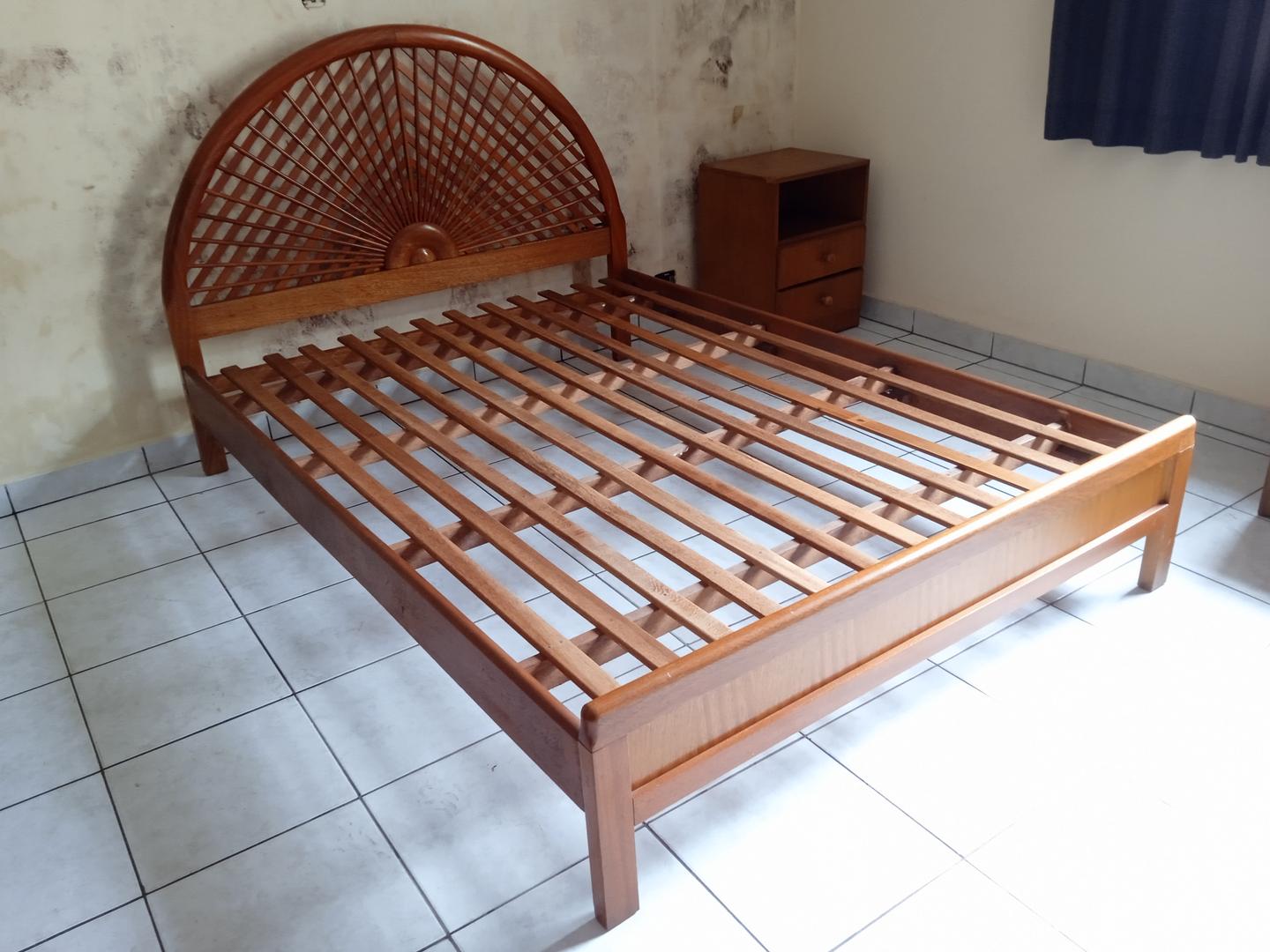 Cama de casal padrão antiga em Madeira Marrom 110 cm x 146 cm x 200 cm