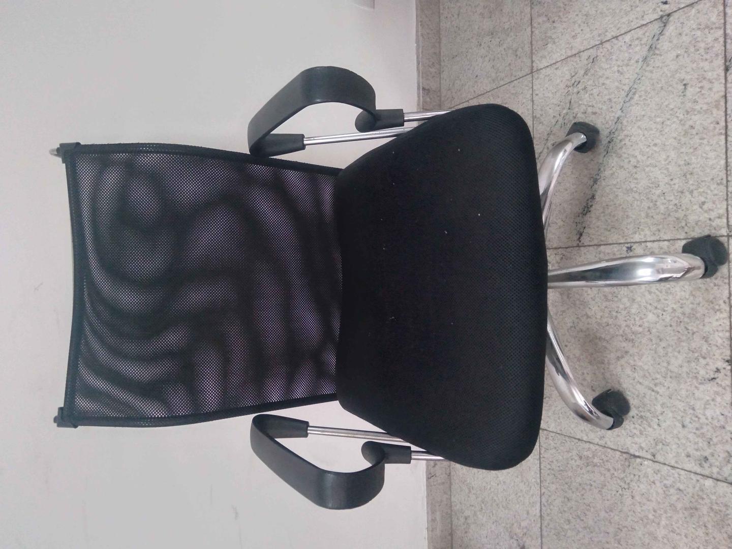Cadeira de Escritório Giratória c/ rodas e braços  em Plástico / Estofado Preto