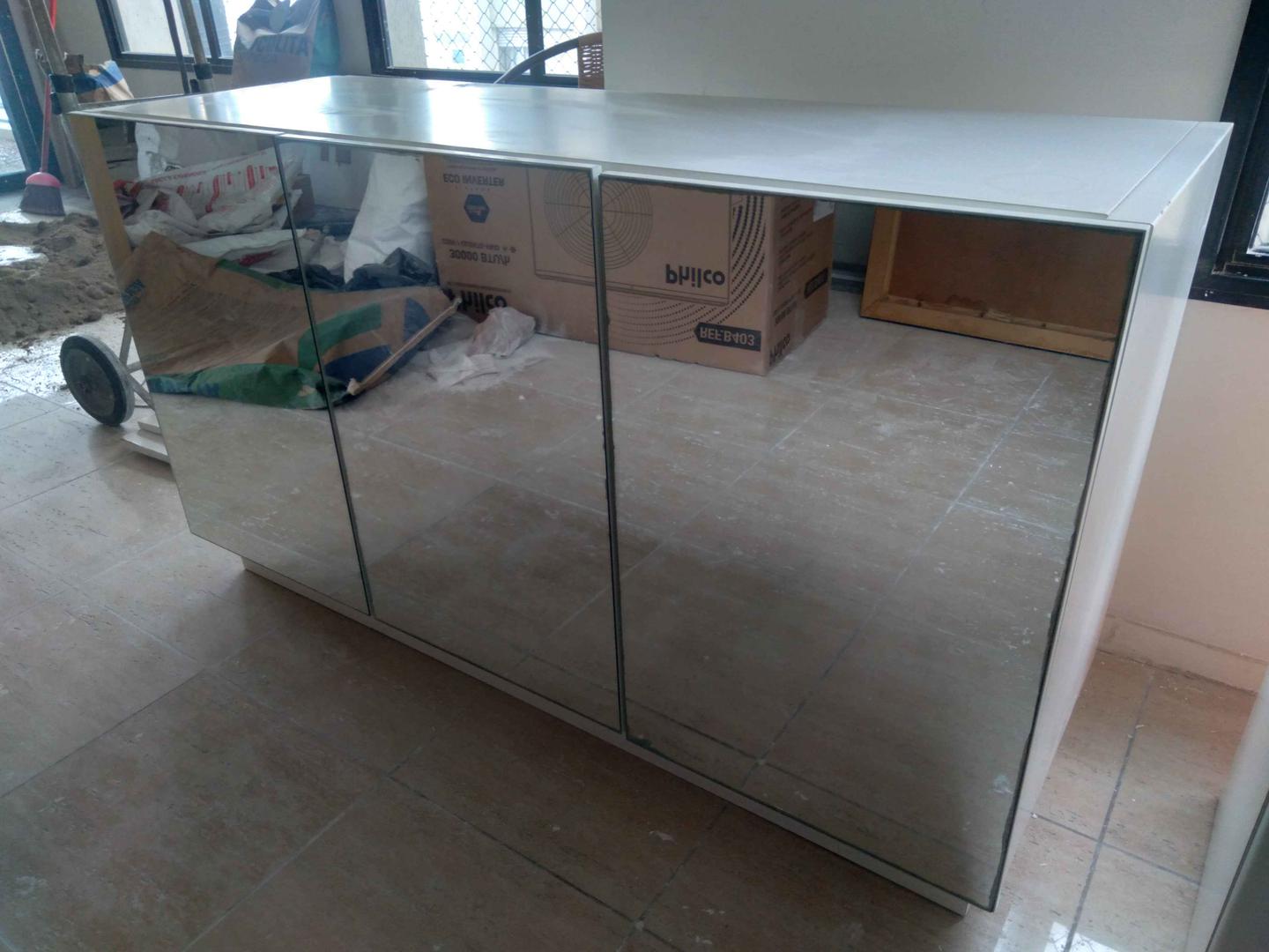 BUFFET C/ 3 PORTAS ESPELHADAS/ 1 GAVETA  em MDP / Vidro Branco 78 cm x 135 cm x 47 cm