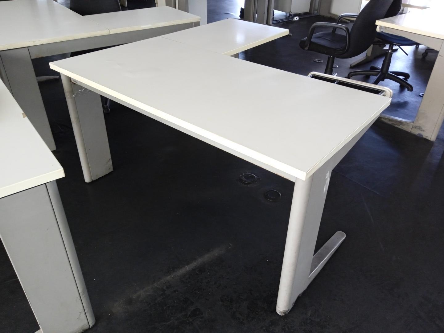 Mesa de Escritório em L c/ 1 gaveta em Aço / MDF Bege 73 cm x 140 cm x 70 cm