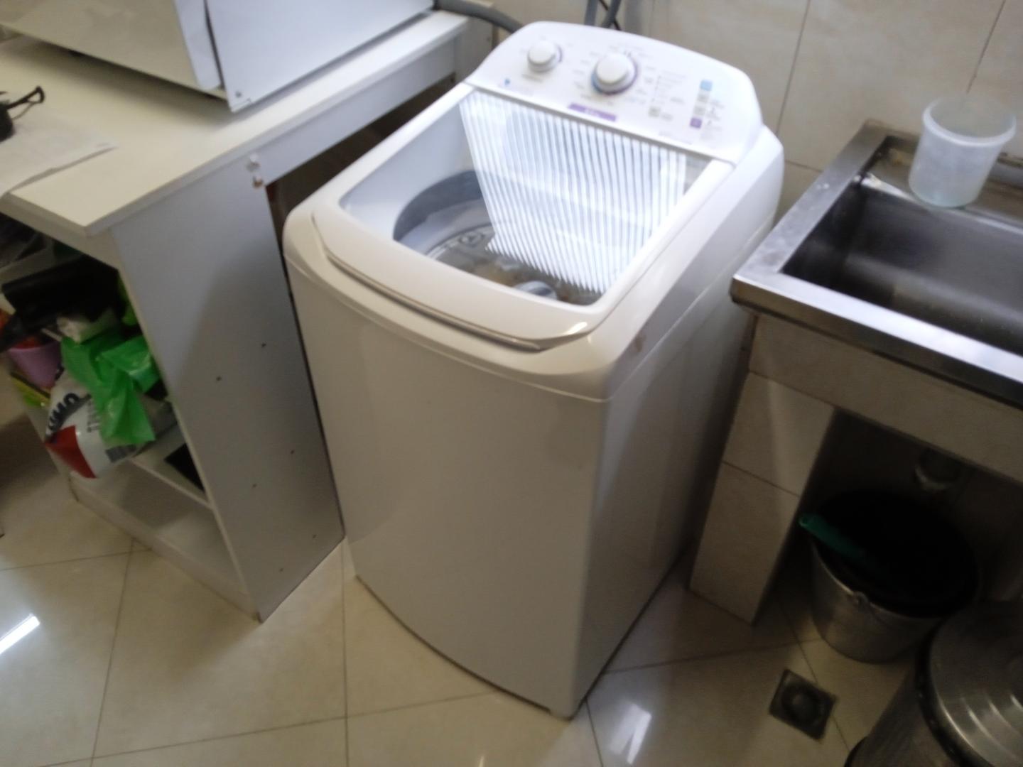 Máquina de lavar roupas 8,5 KG Electrolux LAC09 em Aço / Plástico Branco