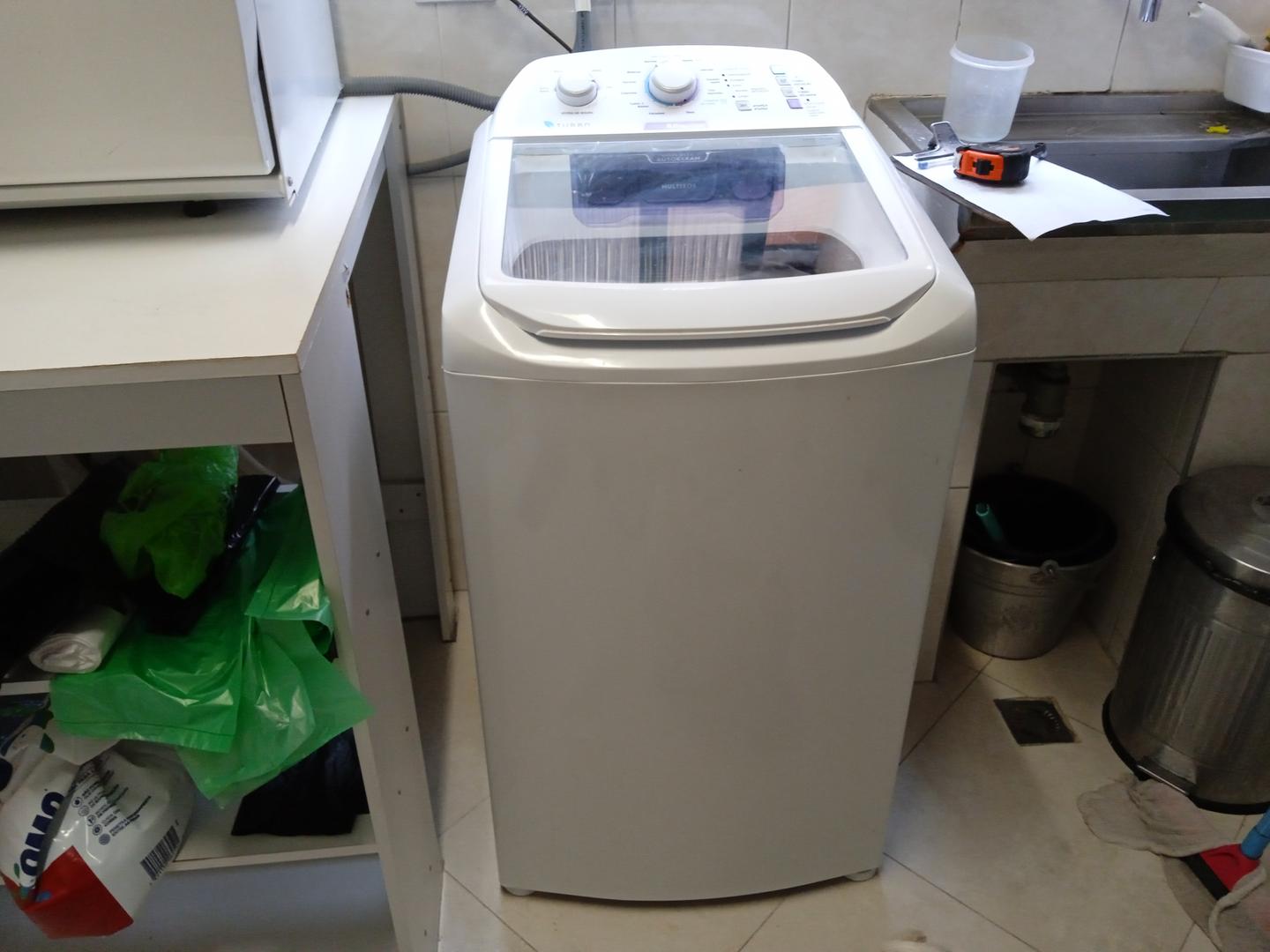 Máquina de lavar roupas 8,5 KG Electrolux LAC09 em Aço / Plástico Branco